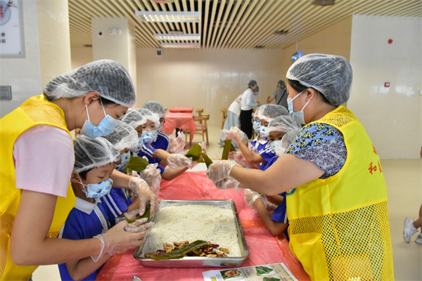 图⑦家委妈妈与同学们的包粽子现场.JPG