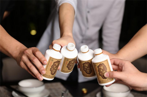 小瓶藏醇香：百年糊涂经典小百年，低度顺滑契合健康新主张